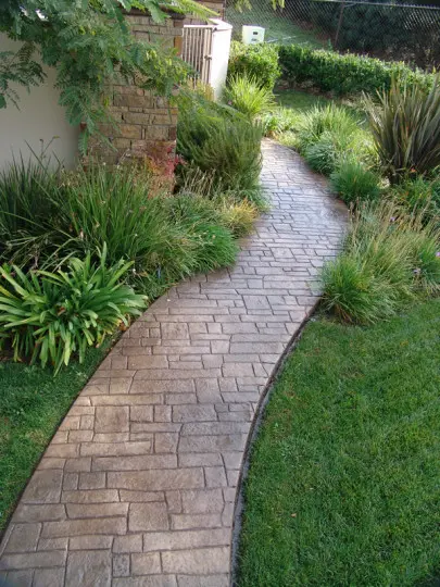 Concreto-estampado-camino-peatonal-a-residencia-molde-old-cobblestone-405x540