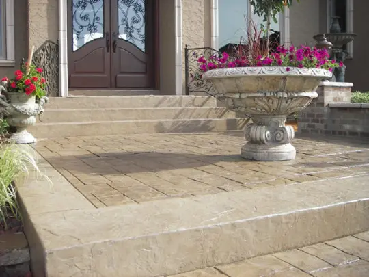 Concreto-estampado-en-escalones-con-textura-roman-slate-y-piso-estanpado-molde-ashlar-540x405