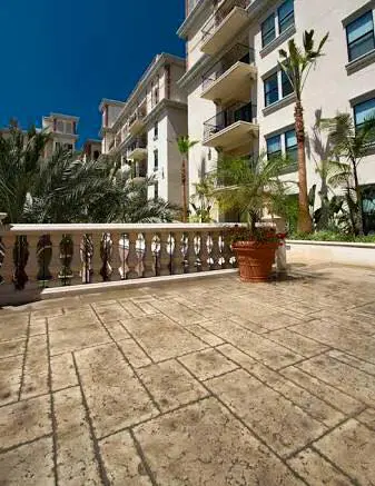Concreto-estampado-en-hotel-con-molde-lorenzo-travertine
