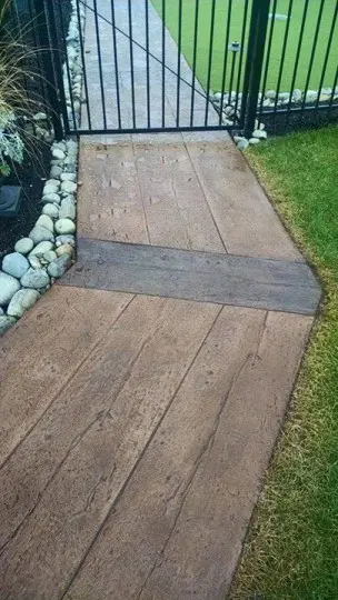 Concreto-estampado-en-ingreso-a-casa-con-molde-reclaimed-timber-304x540