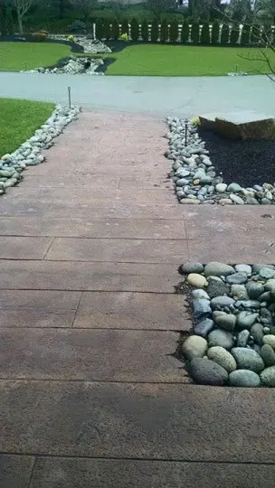 Concreto-estampado-ingreso-peatonal-con-molde-reclaimed-timber-304x540