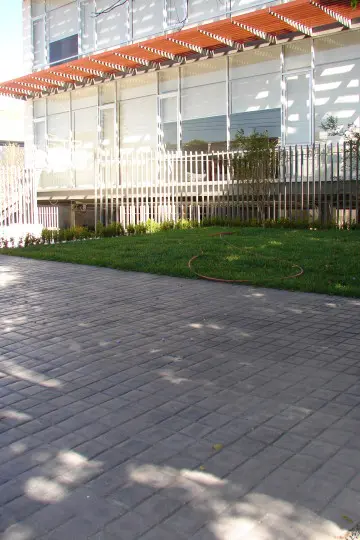 Concreto-estampado-ingreso-vehicular-a-oficinas-con-molde-tile-360x540