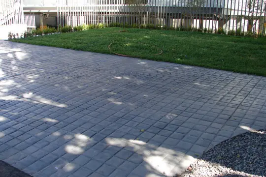 Concreto-estampado-ingreso-vehicular-a-oficinas-corporativas-molde-tile-540x360