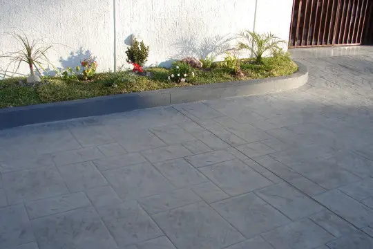 Concreto-estampado-ingreso-vehicular-a-oficinas-molde-ashlar-roman-slate-540x360