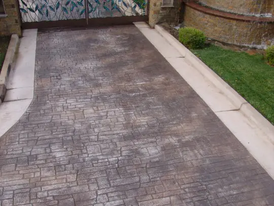 Concreto-estampado-ingreso-vehicular-a-residencia-molde-old-cobblestone-540x405