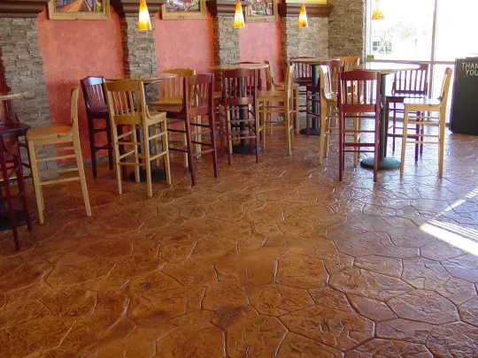 Concreto-estampado-interior-de-restaurante-molde-randome-stone-540x405