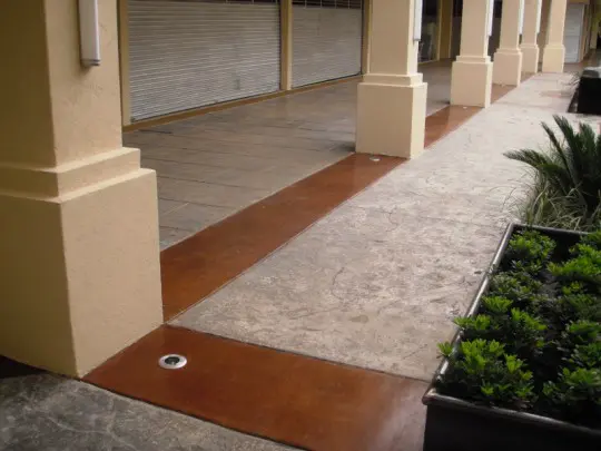cenefa-de-plaza-comercial-oxidada-color-oak-540x405