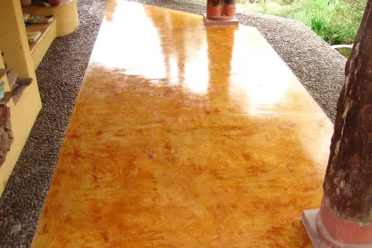 terraza-campestre-con-piso-de-concreto-oxidado-540x360
