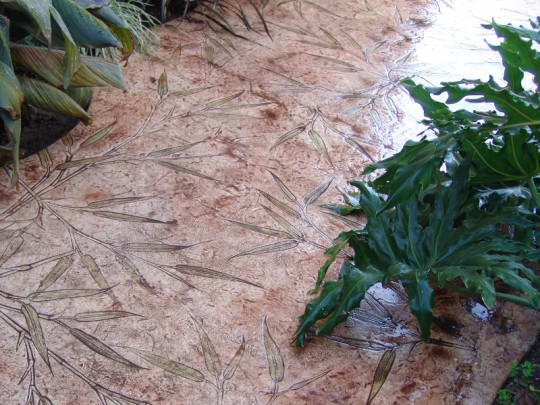 Concreto-estampado-ingreso-a-jardin-con-textura-bamboo