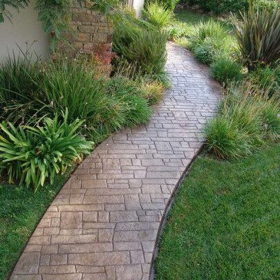 Concreto-estampado-camino-peatonal-a-residencia-molde-old-cobblestone-405x540