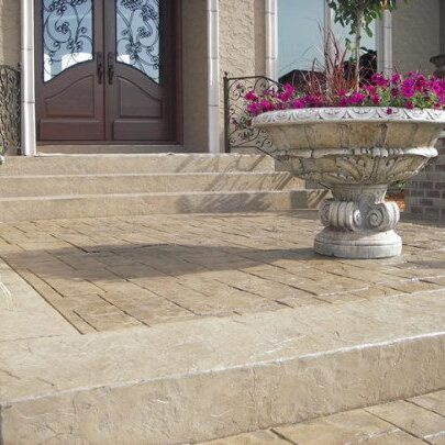 Concreto-estampado-en-escalones-con-textura-roman-slate-y-piso-estanpado-molde-ashlar-540x405