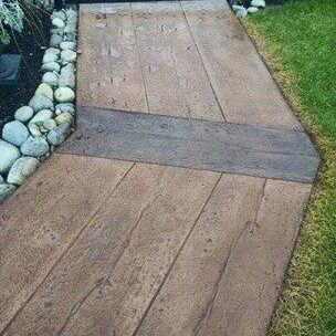 Concreto-estampado-en-ingreso-a-casa-con-molde-reclaimed-timber-304x540