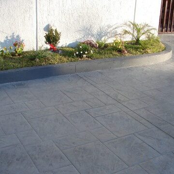 Concreto-estampado-ingreso-vehicular-a-oficinas-molde-ashlar-roman-slate-540x360