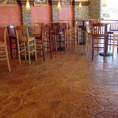 Concreto-estampado-interior-de-restaurante-molde-randome-stone-540x405